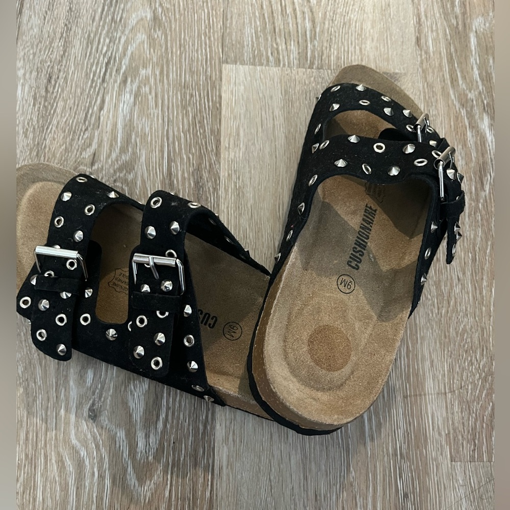 BRAND NEW/ NEVER WORN ‘CUSHIONAIRE’ BLACK SANDALS  Size 9 AWESOME SILVER STUDS😎 - Picture 5 of 8